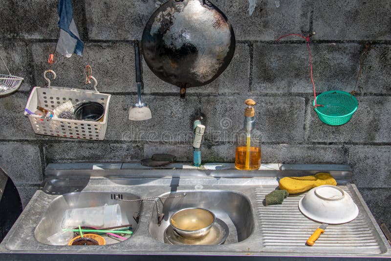 Bassin Avec De L'équipement à La Cuisine D'extérieur Photo stock - Image du  robinet, simplement: 201303036