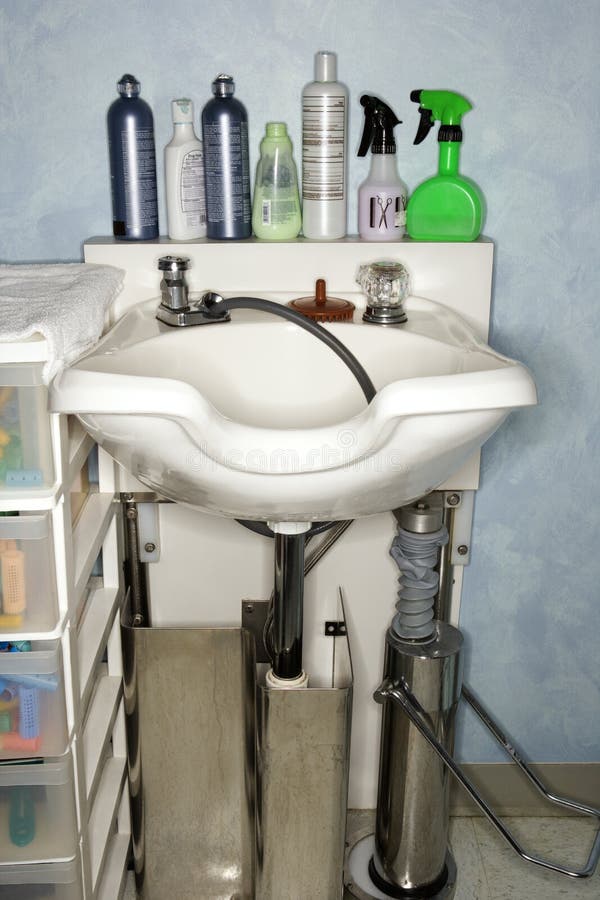 Portrait De Coiffeur Heureux Avec Robinet D'eau Près De L'évier Au Salon De  Coiffure