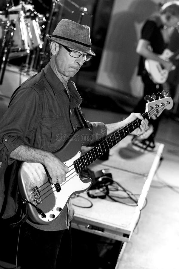 Bassist Joe Azzarello op stadium met blauwband, Jackhammer stock afbeelding Bassist Joe Azzarello op stadium met blauwband, Jackhammer stock afbeelding