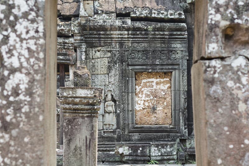 Bassorilievo di pietra in tempio di Angkor, Siem Reap, Cambogia Sito storico di architettura khmer immagine stock Bassorilievo di pietra in tempio di Angkor, Siem Reap, Cambogia Sito storico di architettura khmer immagine stock