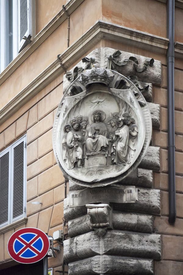Bassorilievo sull'angolo della casa Una scena dalla bibbia Jesus Christ con gli apostoli immagine stock Bassorilievo sull'angolo della casa Una scena dalla bibbia Jesus Christ con gli apostoli immagine stock