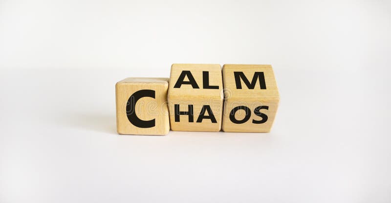 Basta caos per calmarsi. le parole caos e calma sui cubi di legno. spazio di copia di sfondo bianco. e c