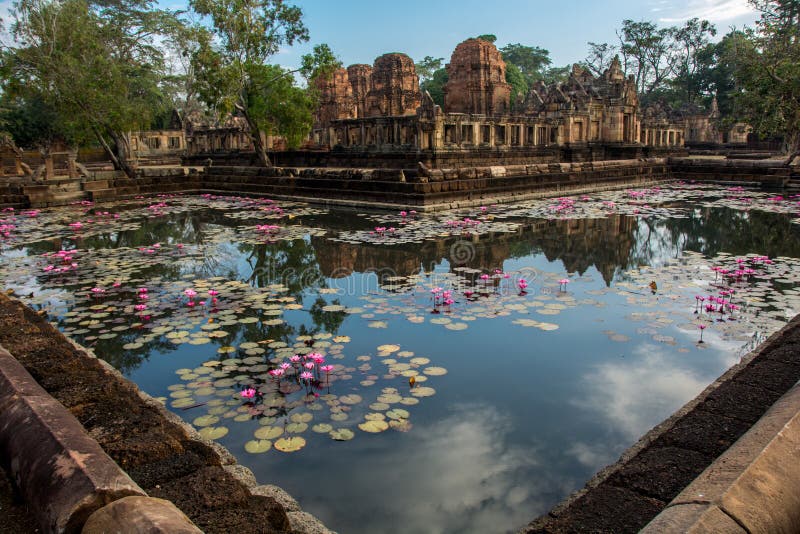 Bastante manhã no Muang Tam, ruínas do khmer na província Tailândia de Isan imagens de stock Bastante manhã no Muang Tam, ruínas do khmer na província Tailândia de Isan imagens de stock