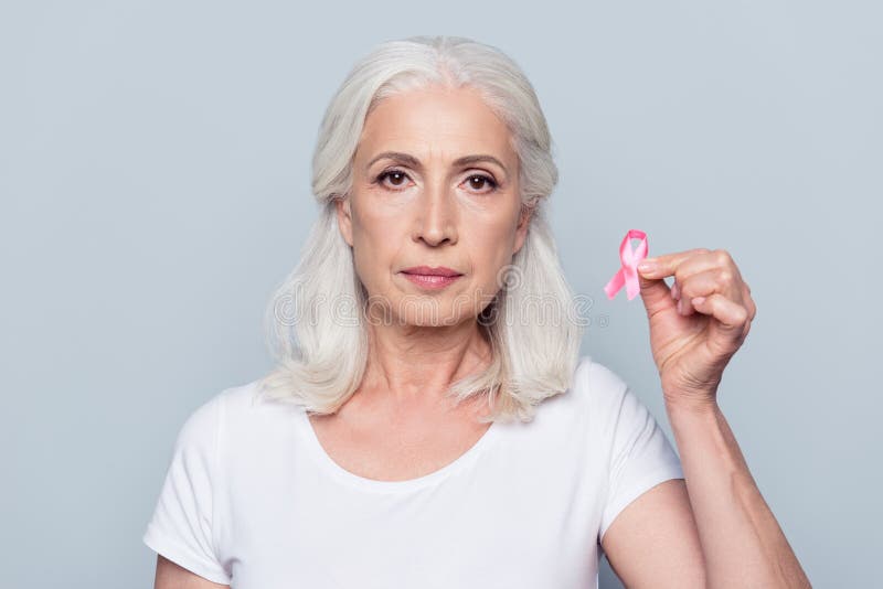 Bastante, mujer atractiva, envejecida, voluntaria que sostiene el pecho rosado Ca fotos de archivo libres de regalías Bastante, mujer atractiva, envejecida, voluntaria que sostiene el pecho rosado Ca fotos de archivo libres de regalías