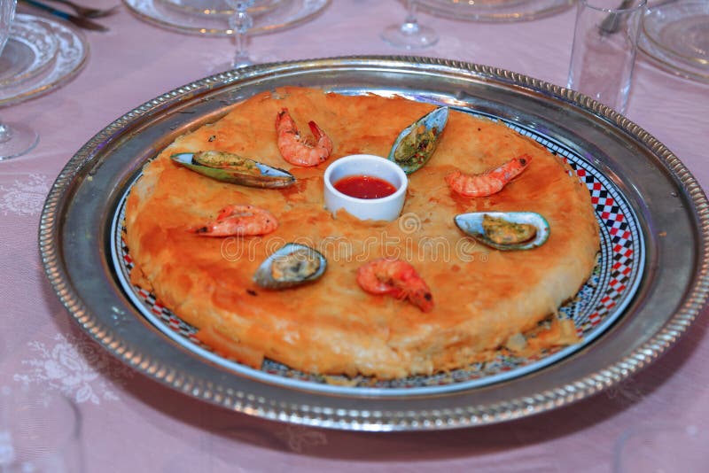 Bastilla pastilla camarão bastilla cheio de camarão e especiarias doces e salgadas marrocos imagens de stock royalty free