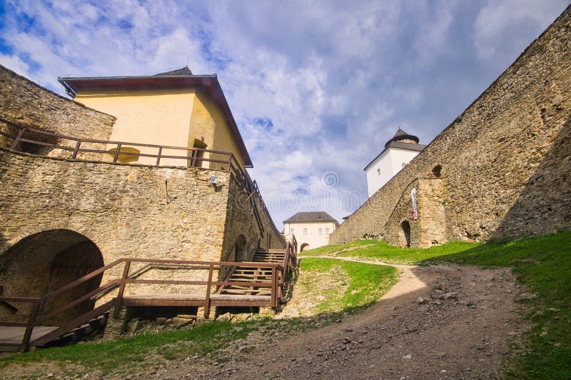 Bašta na hrade Stará Ľubovňa a nespevnená cesta