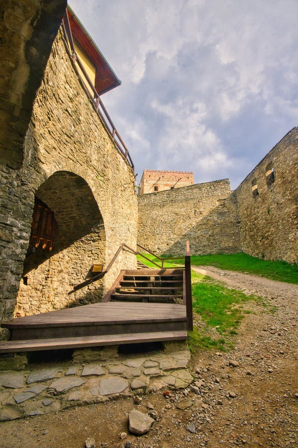 Bašta na hrade Stará Ľubovňa a nespevnená cesta pri hradbách