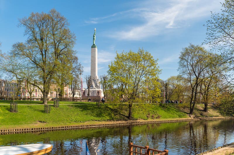 Bastionträdgårdar med sikten av frihetsmonumentet i Riga, Lettland fotografering för bildbyråer Bastionträdgårdar med sikten av frihetsmonumentet i Riga, Lettland fotografering för bildbyråer