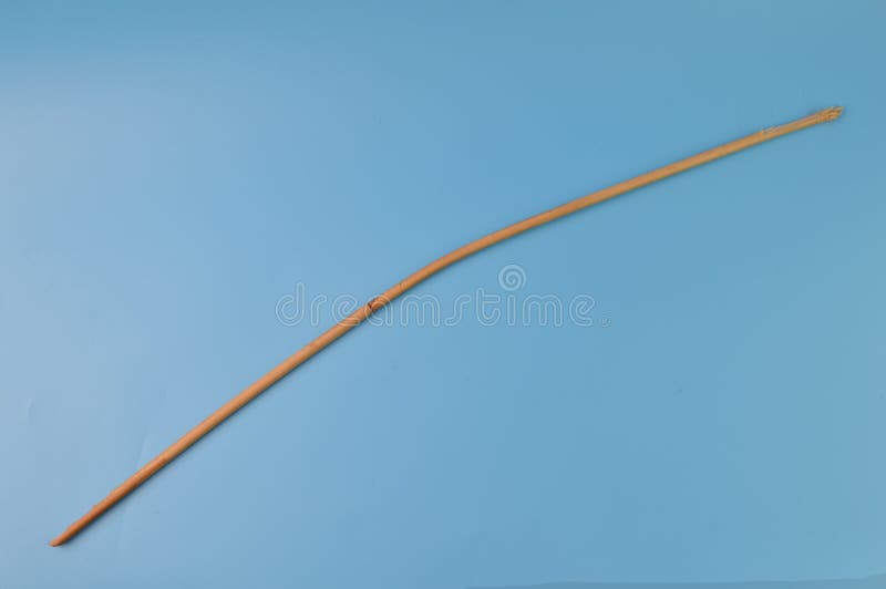 Bastoni di canna isolati su sfondo blu immagini stock