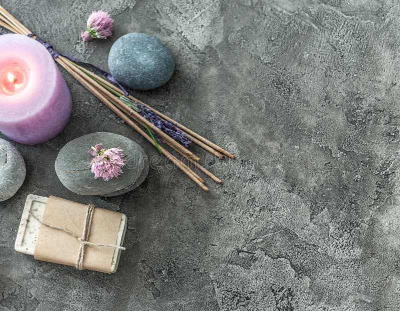 Bastoni di fumo fatti a mano dello spiritual della stazione termale e del sapone immagini stock libere da diritti Bastoni di fumo fatti a mano dello spiritual della stazione termale e del sapone immagini stock libere da diritti