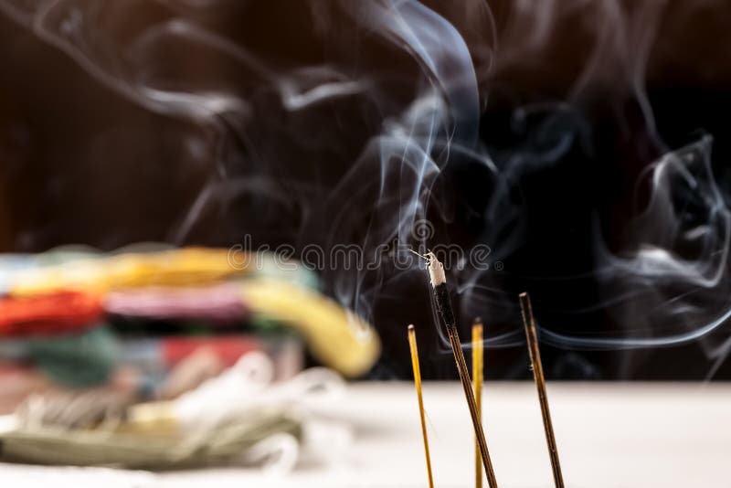 Bastoni di incenso che bruciano senza fiamma con il colpo del primo piano del fumo fotografia stock Bastoni di incenso che bruciano senza fiamma con il colpo del primo piano del fumo fotografia stock