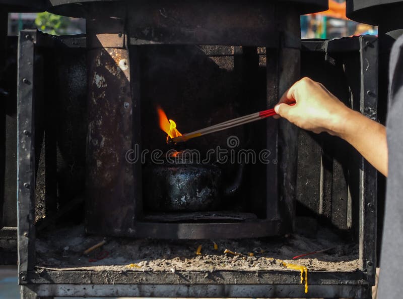 Bastoni di incenso e della lanterna per culto Buddha fotografia stock Bastoni di incenso e della lanterna per culto Buddha fotografia stock