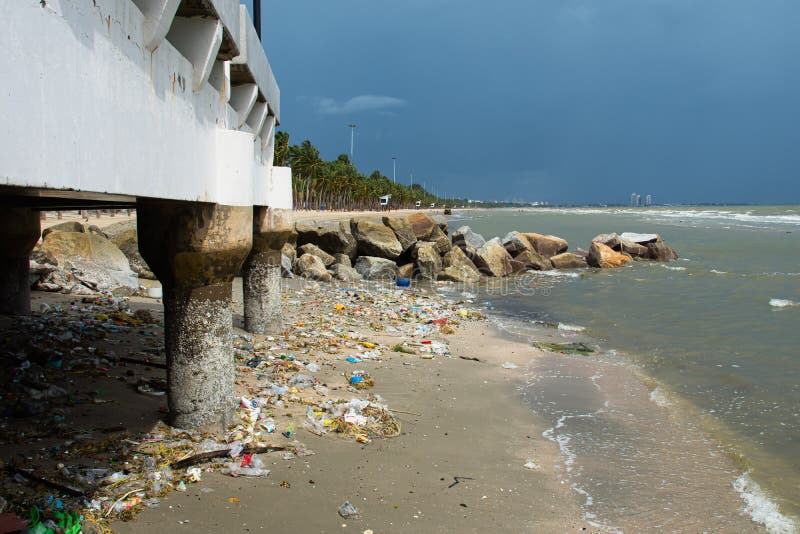 Basura En La Playa. Contaminación Ambiental Problema Ecológico Mundial.  Imagen de archivo - Imagen de paisaje, pista: 208688159