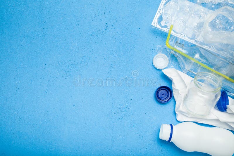 Basura reciclable que consiste en el vidrio, el plástico y el papel Copie el espacio para el texto imagen de archivo libre de regalías Basura reciclable que consiste en el vidrio, el plástico y el papel Copie el espacio para el texto imagen de archivo libre de regalías