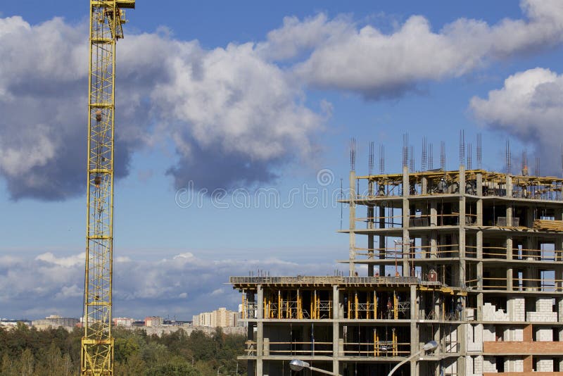 Basztowi żurawie na budowie budynek z ramą zbrojony beton Nasłoneczniony przeciw niebieskiemu niebu obrazy stock Basztowi żurawie na budowie budynek z ramą zbrojony beton Nasłoneczniony przeciw niebieskiemu niebu obrazy stock