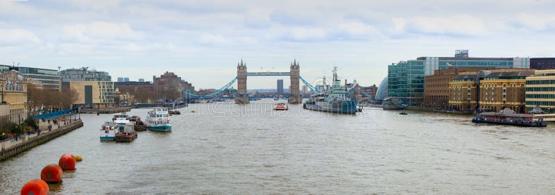 Basztowy most Belfast na Rzecznym Thames i HMS zdjęcie stock Basztowy most Belfast na Rzecznym Thames i HMS zdjęcie stock