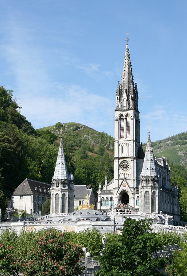 Basílica católico romano na cidade Lourdes da peregrinação