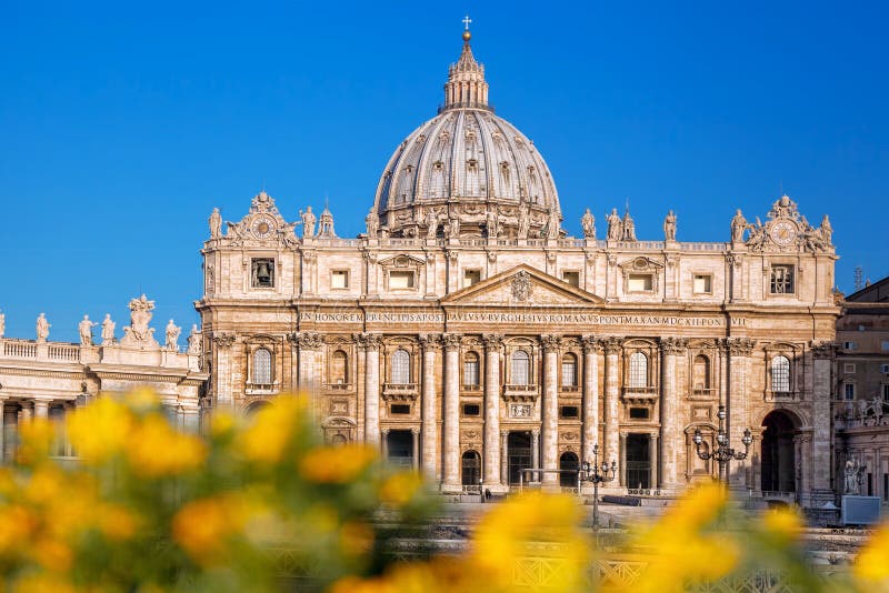 A basílica de St Peter no Vaticano com mola floresce, Roma, Itália fotografia de stock A basílica de St Peter no Vaticano com mola floresce, Roma, Itália fotografia de stock