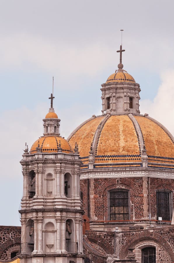Basílica velha de nossa senhora de Guadalupe em Cidade do México imagens de stock Basílica velha de nossa senhora de Guadalupe em Cidade do México imagens de stock