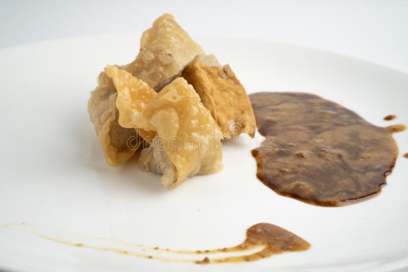 Batagor é um prato tradicional indonésio imagem de stock