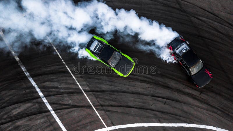 Bataille de dérive de voiture, bataille de dérive de deux voitures sur la voie de course avec de la fumée, vue aérienne photo stock