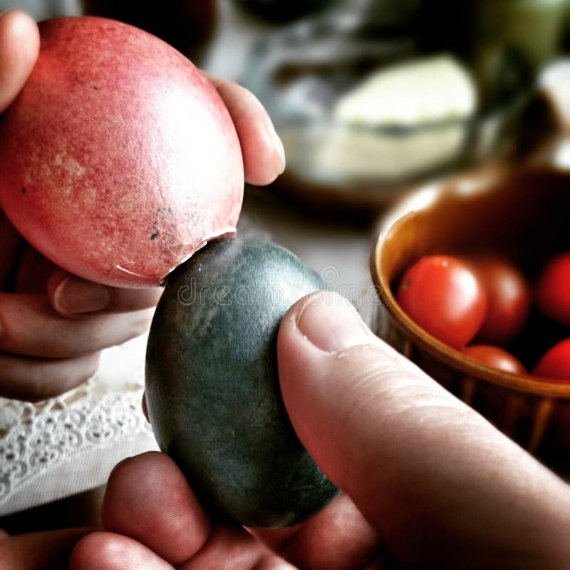 Bataille des oeufs Regard artistique dans des couleurs vives de vintage photo stock Bataille des oeufs Regard artistique dans des couleurs vives de vintage photo stock