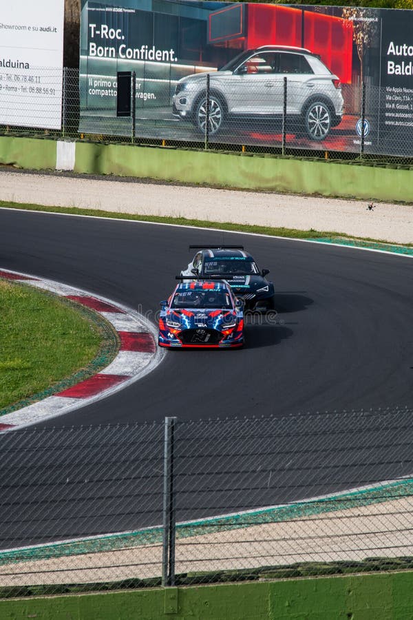 Ação Dos Carros Elétricos De Corrida Em Pista De Corrida Foto de Stock  Editorial - Imagem de elétrico, roma: 234354208