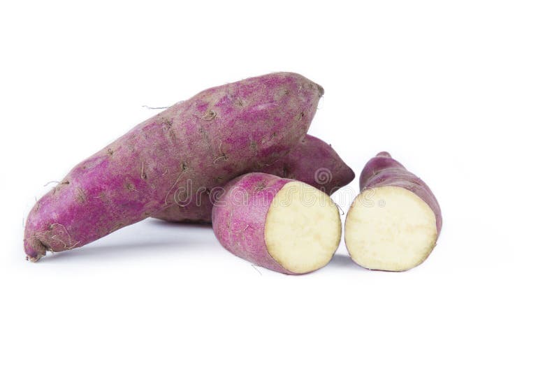 Batata doce japonesa isolada no fundo branco foto de stock Batata doce japonesa isolada no fundo branco foto de stock