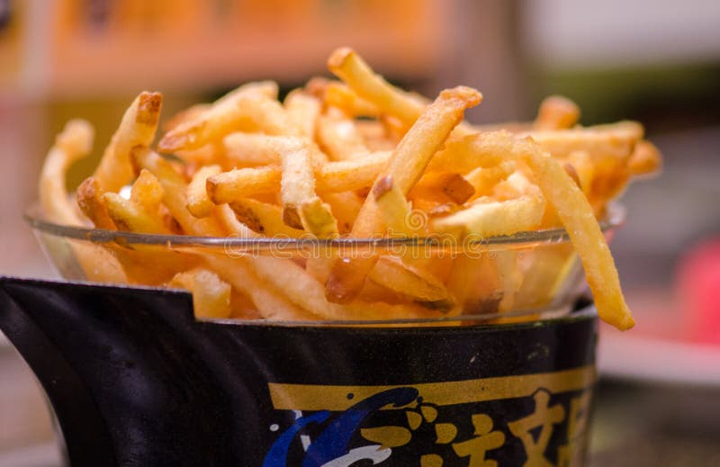 A batata frita microplaquetas no café da correia transportadora em Japão fotografia de stock A batata frita microplaquetas no café da correia transportadora em Japão fotografia de stock