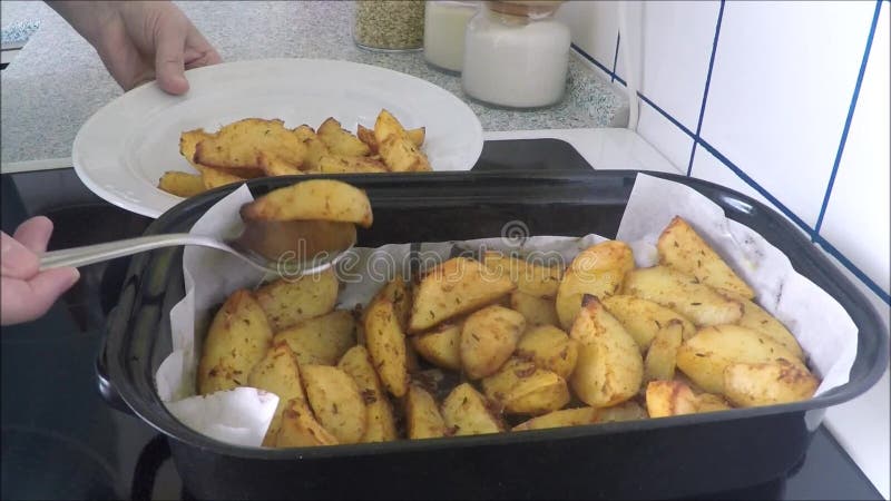 Batatas cozidas na bandeja