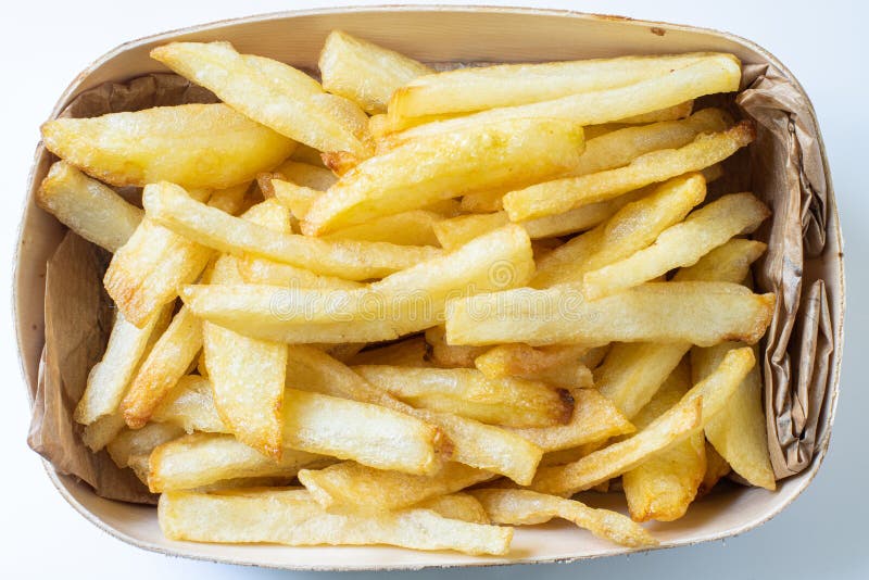 Batatas fritas fritas fritas caseiras em cesto de madeira imagem de stock