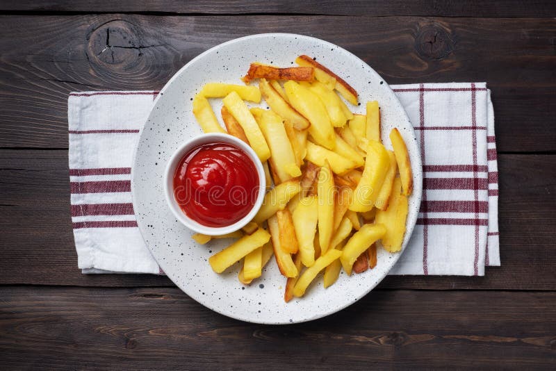 Fígado De Frango Frito Ou Cozido Com Cebola E Folhas De Salsa Verde Molhada  Em Prato. Prato De Carne Enriquecido Com Ferro. Imagem de Stock - Imagem de  bacia, cebola: 242449777