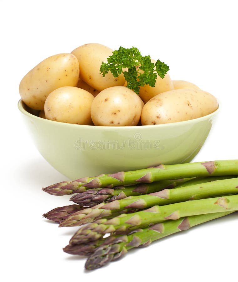 Batatas novas e espargos verdes imagem de stock Batatas novas e espargos verdes imagem de stock