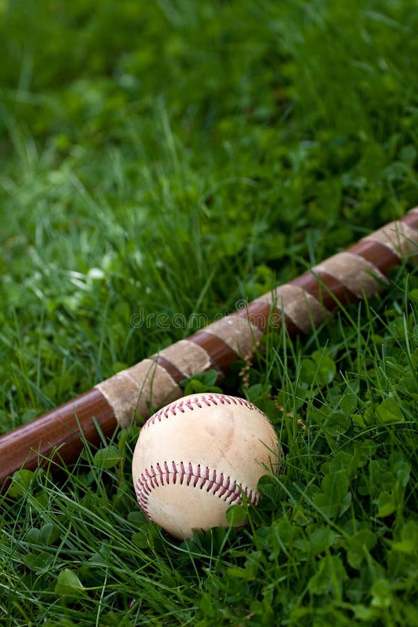 Bate de béisbol y bola foto de archivo libre de regalías Bate de béisbol y bola foto de archivo libre de regalías
