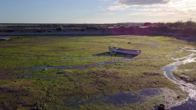 Bateau abandonné sur le milieu de Ria Formose dans Olhao, Portugal