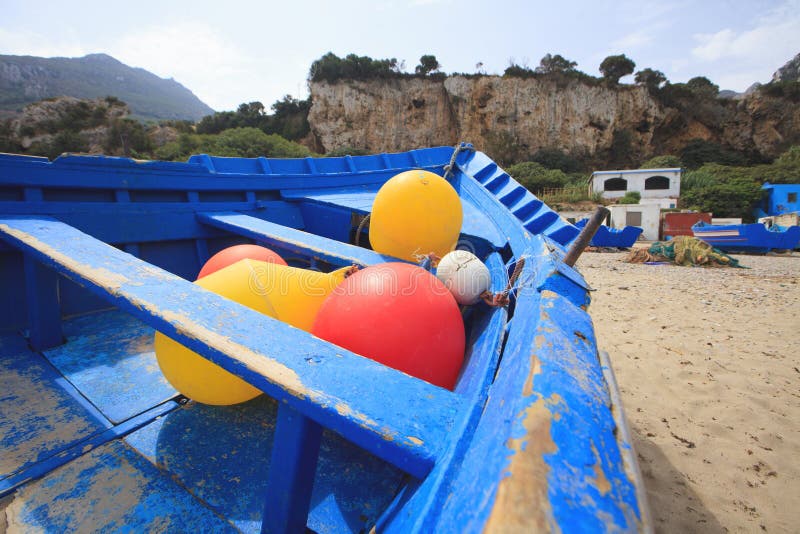 bateau bleu et ciel bleu au Maroc photo libre de droits bateau bleu et ciel bleu au Maroc photo libre de droits