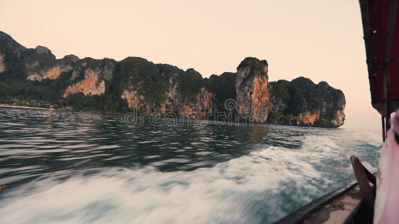 Bateau circulant à grande vitesse dans les îles thaïlandaises banque de vidéos