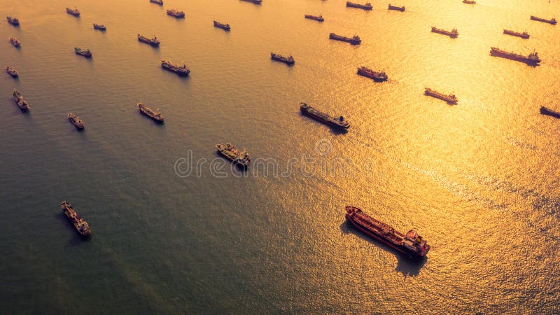 Bateau-citerne chimique de p? trole et de gaz de vue a? rienne en mer ouverte, cargo d'industrie de raffinerie photographie stock