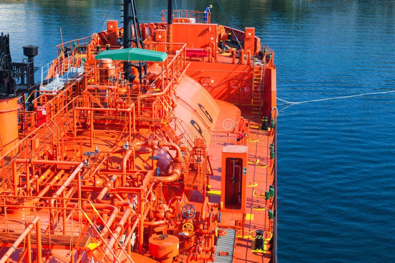 Bateau-citerne de gaz de pétrole liquéfié de rouge photographie stock libre de droits Bateau-citerne de gaz de pétrole liquéfié de rouge photographie stock libre de droits
