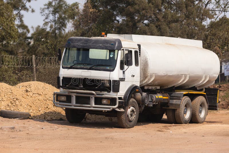Bateau-citerne de l'eau de camion image stock Bateau-citerne de l'eau de camion image stock