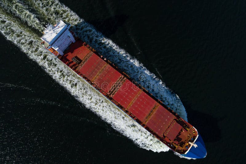Bateau d'effroi de navigation vu du ciel photographie stock libre de droits Bateau d'effroi de navigation vu du ciel photographie stock libre de droits
