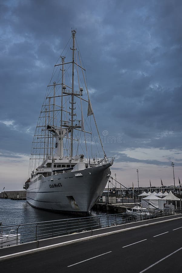 Bateau de croisière photographie stock libre de droits Bateau de croisière photographie stock libre de droits