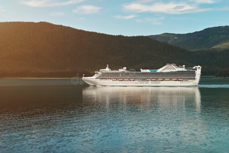 Bateau de croisière dans le paysage d'Alaska images libres de droits Bateau de croisière dans le paysage d'Alaska images libres de droits