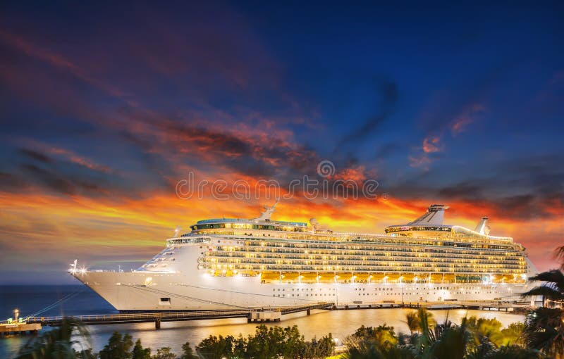 Bateau de croisière dans le port sur le coucher du soleil photos stock Bateau de croisière dans le port sur le coucher du soleil photos stock