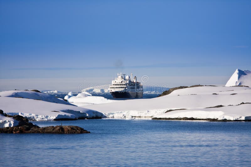 Bateau de croisière en Antarctique images stock Bateau de croisière en Antarctique images stock