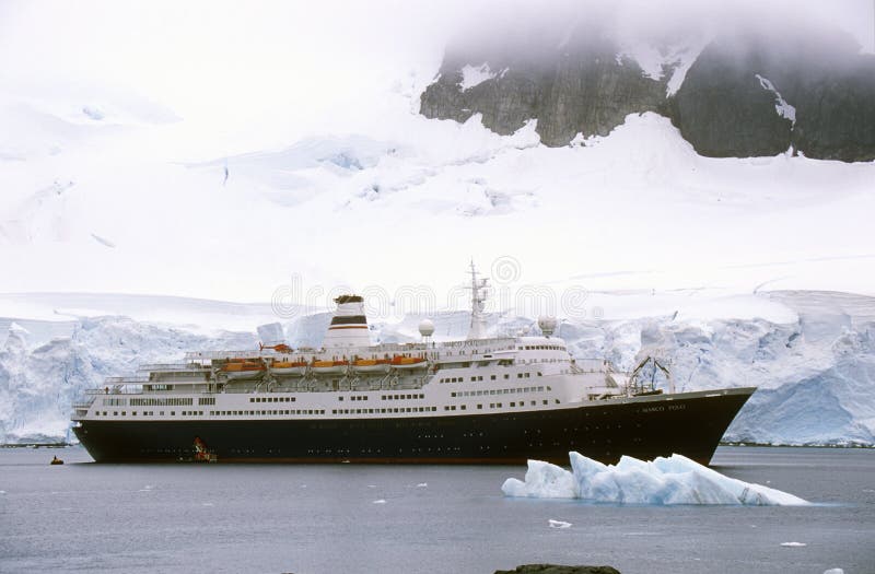 Bateau de croisière Marco Polo dans le port de paradis, Antarctique image stock Bateau de croisière Marco Polo dans le port de paradis, Antarctique image stock