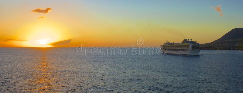 Bateau de croisière sur un coucher du soleil, St Kitts photos libres de droits Bateau de croisière sur un coucher du soleil, St Kitts photos libres de droits
