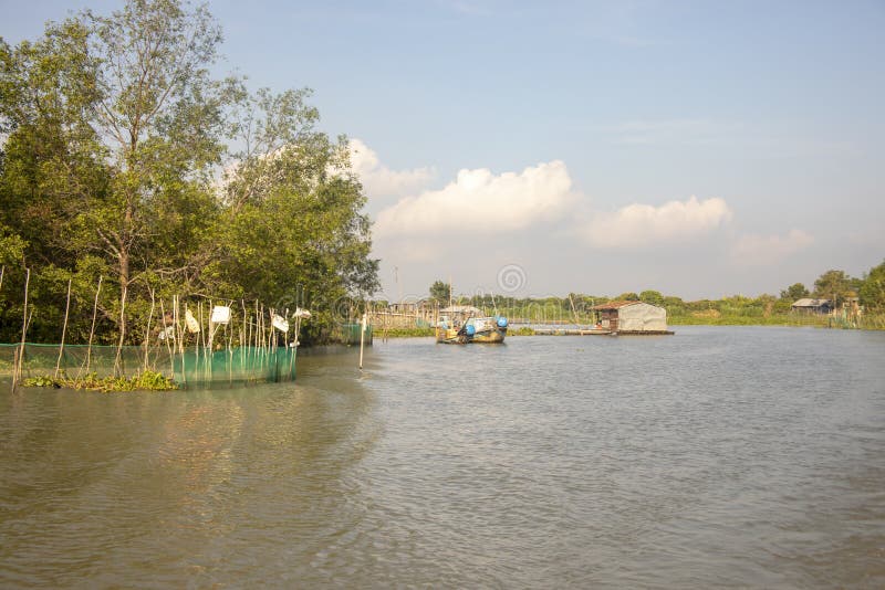 Bateau de dragon sur le village de bord de mer au Vietnam photos libres de droits Bateau de dragon sur le village de bord de mer au Vietnam photos libres de droits