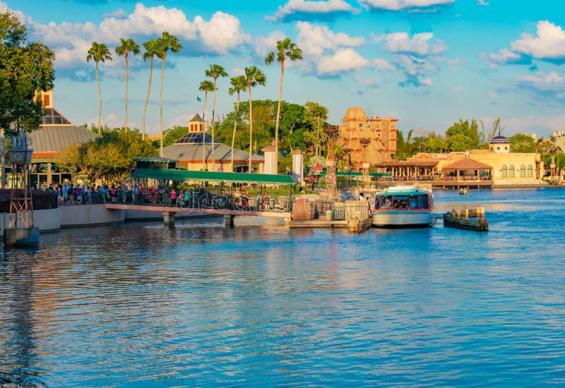 Bateau de embarquement de taxi de personnes sur le dock et la vue panoramique du pavillon de l'Italie chez Epcot en Walt Disney W photo stock Bateau de embarquement de taxi de personnes sur le dock et la vue panoramique du pavillon de l'Italie chez Epcot en Walt Disney W photo stock
