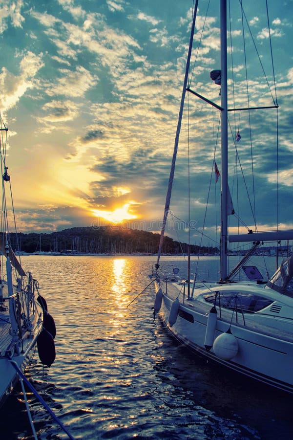 Bateau de luxe de yacht de bateau de navigation en mer pendant le coucher du soleil étonnant photo libre de droits Bateau de luxe de yacht de bateau de navigation en mer pendant le coucher du soleil étonnant photo libre de droits
